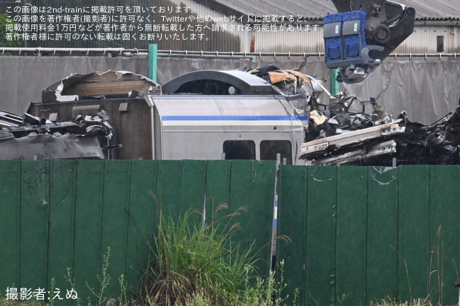 【JR東】E217系クラY-26編成のサロE217-26が解体中を長野総合車両センター付近で撮影した写真