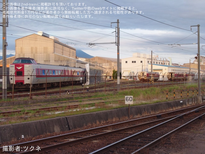【JR西】クハ381-142+モハ380-268後藤総合車両所本所で解体線にを後藤総合車両所本所付近で撮影した写真