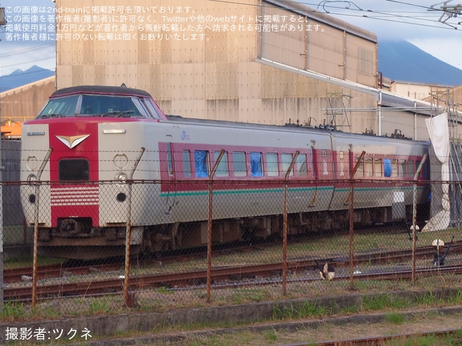 【JR西】クハ381-142+モハ380-268後藤総合車両所本所で解体線にを後藤総合車両所本所付近で撮影した写真
