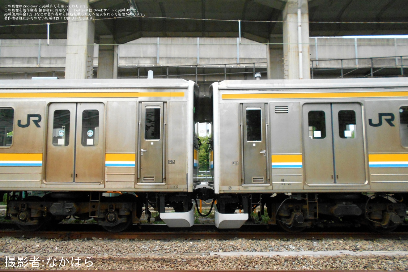 【JR東】JR鶴見線用205系ナハT15編成とナハT17編成がジャンパ線連結の上留置されるの拡大写真