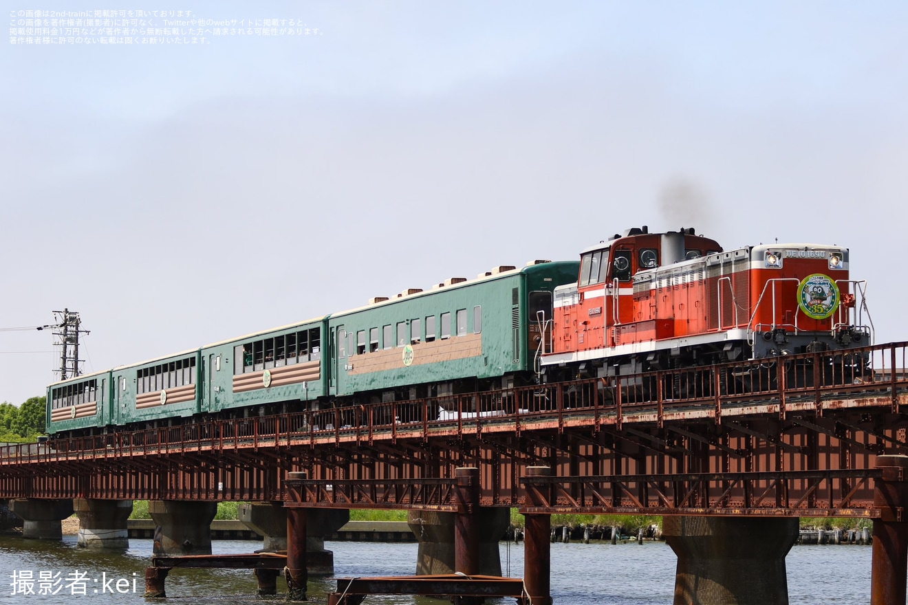 【JR北】「くしろ湿原ノロッコ」を国鉄色の機関車が牽引の拡大写真
