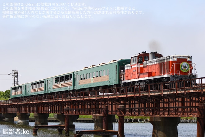 【JR北】「くしろ湿原ノロッコ」を国鉄色の機関車が牽引を不明で撮影した写真