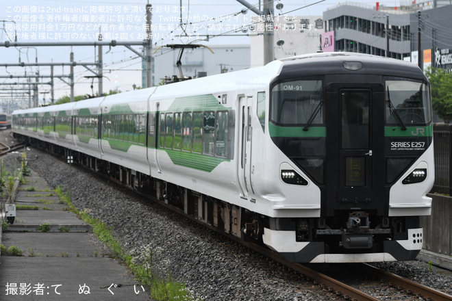 【JR東】E257系オオOM-91編成が東大宮(操)まで返却回送を吉川美南駅で撮影した写真