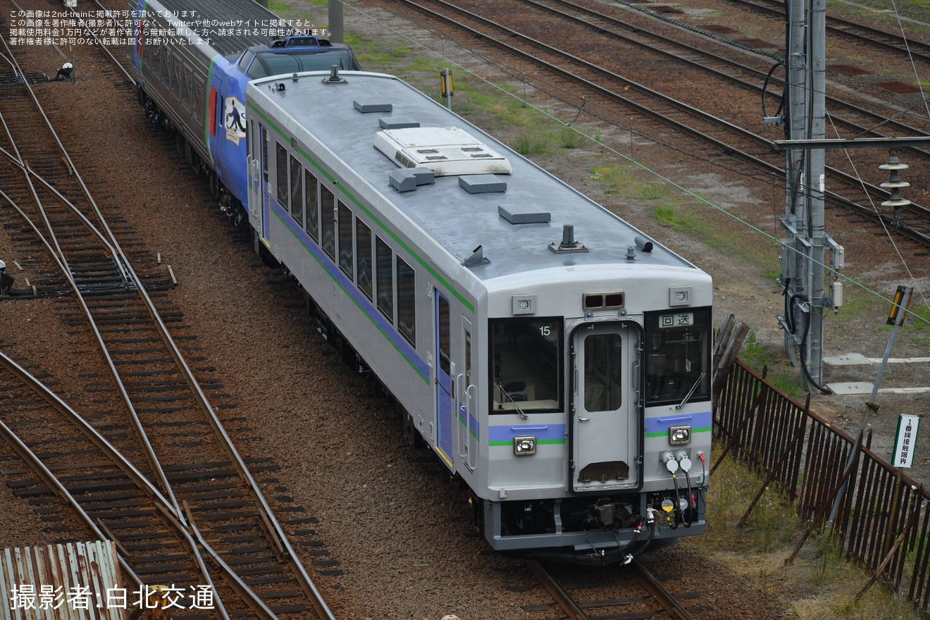 【JR北】キハ150-15が函館運輸所へ転属する姿で苗穂工場出場の拡大写真