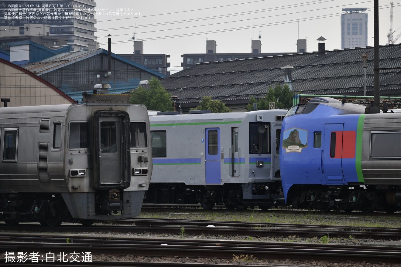 【JR北】キハ150-15が函館運輸所へ転属する姿で苗穂工場出場の拡大写真