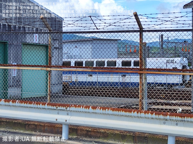 【JR西】100系の2階建てグリーンが博多総合車両所の解体線へを博多総合車両所付近で撮影した写真