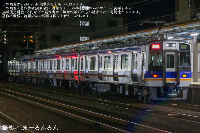 【南海】8000系8005F千代田工場出場回送を住吉東駅で撮影した写真