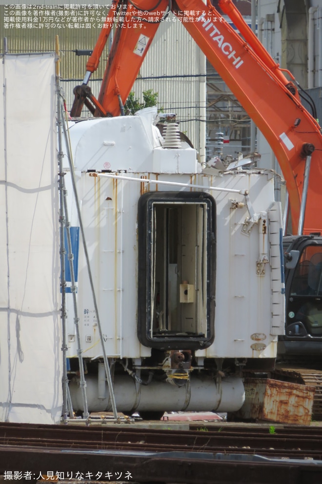 【JR西】100系二階建てカフェテリア及び食堂車の168-3009が博多総合車両所の解体線で解体開始を博多総合車両所付近で撮影した写真