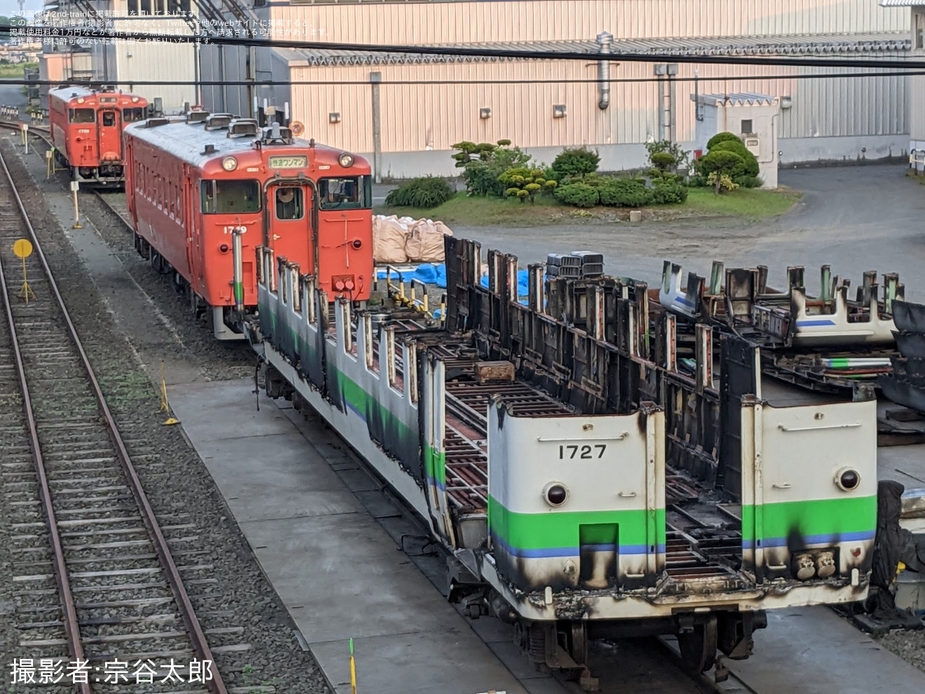 【JR北】キハ40-1727が釧路運輸車両所で解体作業中の拡大写真