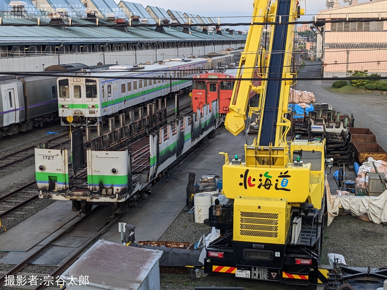 【JR北】キハ40-1727が釧路運輸車両所で解体作業中の拡大写真
