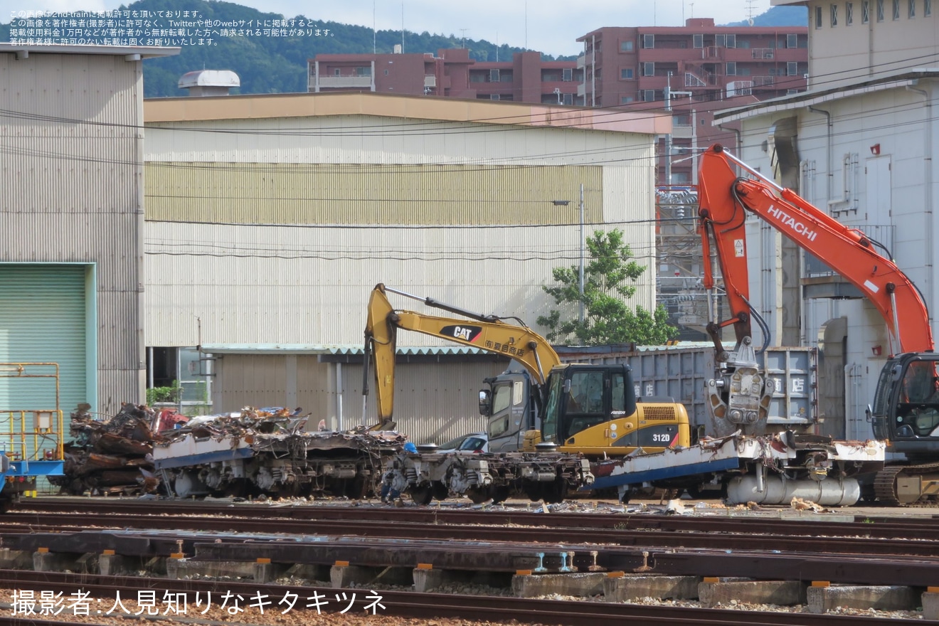【JR西】100系二階建てカフェテリア及び食堂車の168-3009が博多総合車両所の解体線で解体が終盤への拡大写真