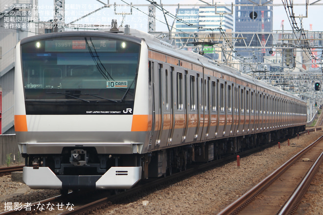 【JR東】E233系へ「10CARS」ステッカー貼り付けを阿佐ヶ谷駅で撮影した写真