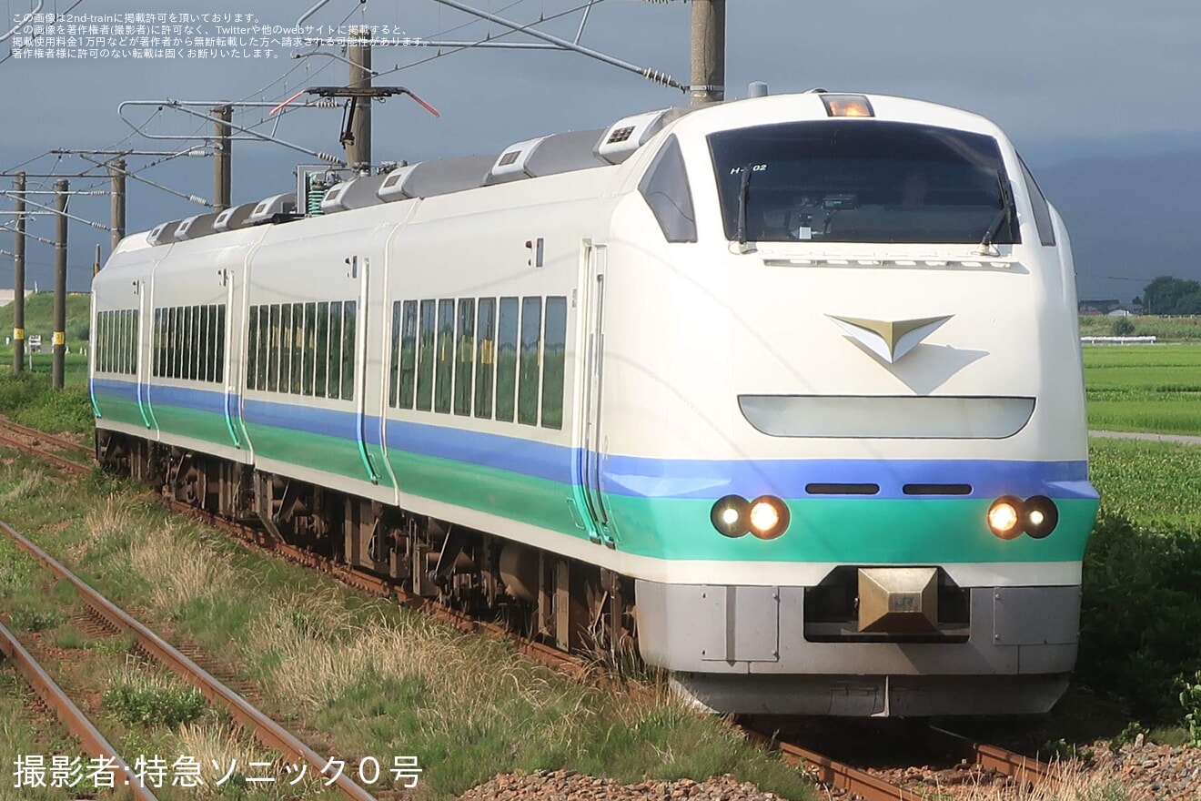 【JR東】E653系H202編成(上沼垂色)が｢特急シンボルマーク｣を掲出して運行の拡大写真