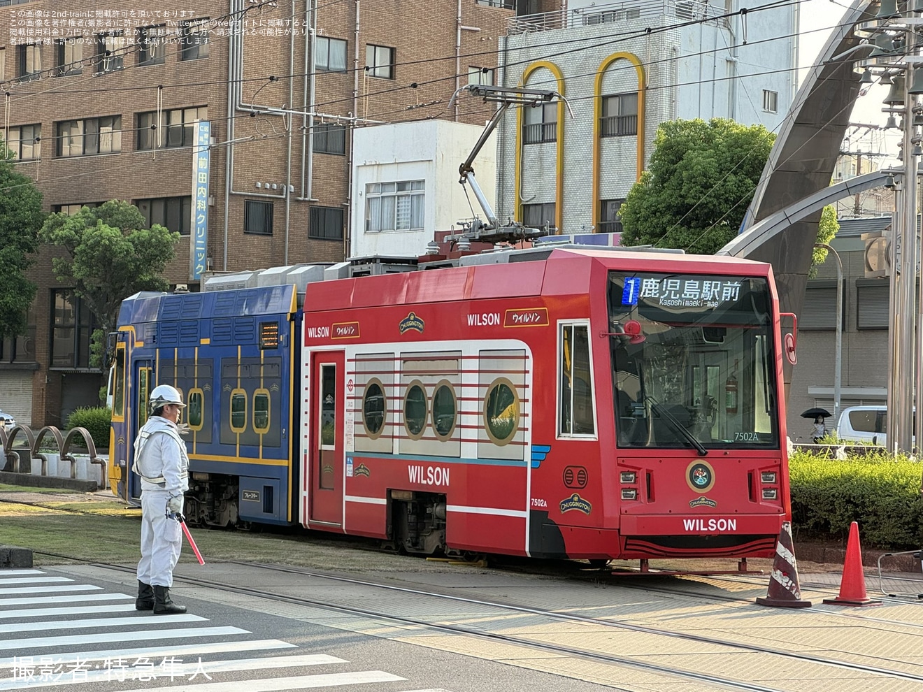 【鹿市交】7500形7502号「チャギントン電車」が鹿児島駅前電停付近で脱線の拡大写真