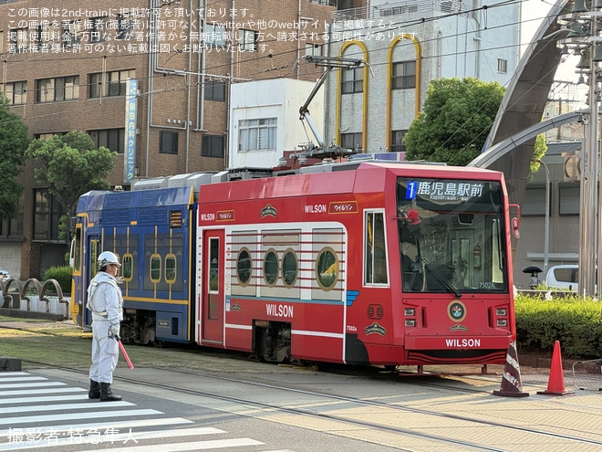 【鹿市交】7500形7502号「チャギントン電車」が鹿児島駅前電停付近で脱線