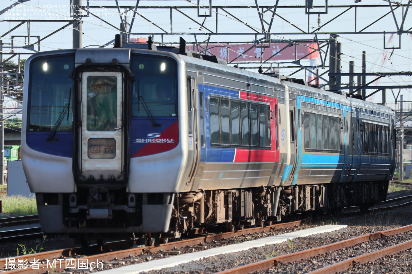 【JR四】2000系3両が高知への拡大写真