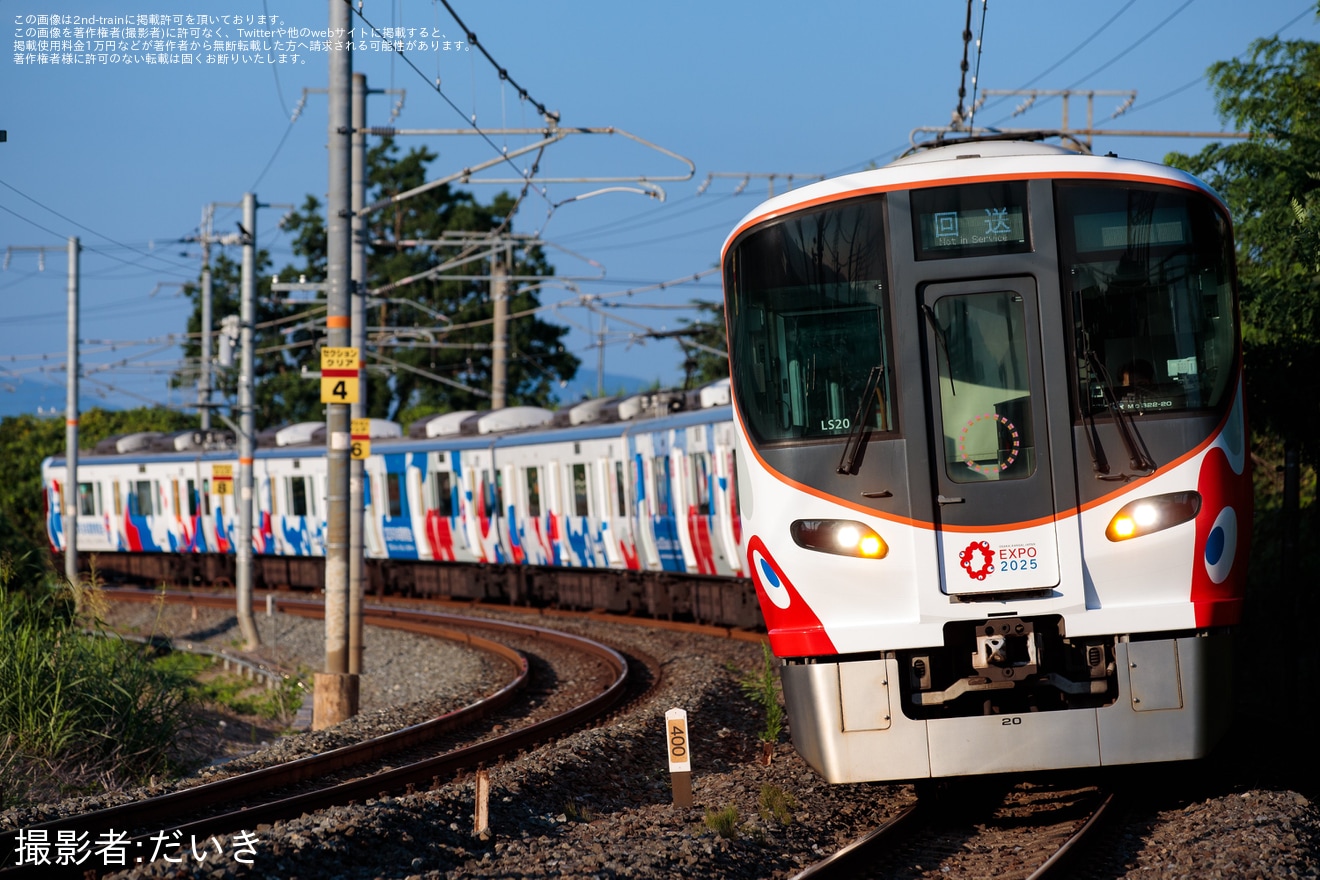 【JR西】323系LS20編成(大阪万博ラッピング車)奈良支所へ転削回送の拡大写真