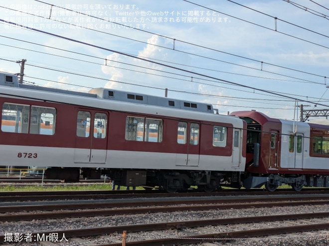 【近鉄】8A系8A01と8000系L83が連結を西大寺検車区東側道路で撮影した写真