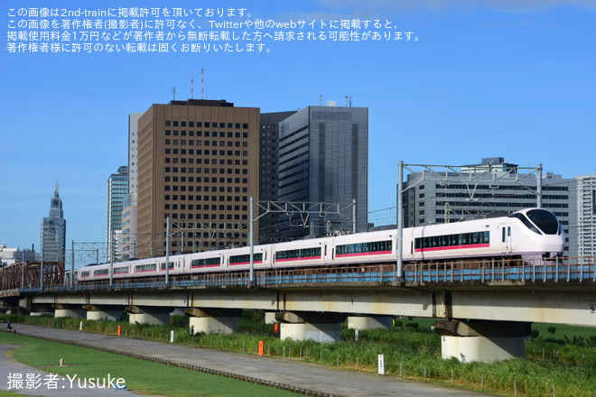 【JR東】臨時特急「夏の海浜公園平塚号」を運行を品川～川崎間で撮影した写真