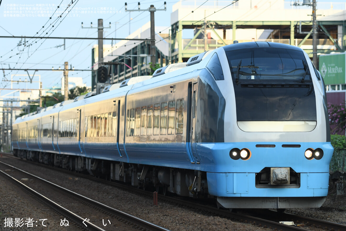 【JR東】臨時特急「夏の海浜公園高尾号」が運転の拡大写真