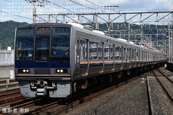 【JR西】側面の行き先表示が「おおさか東線経由西明石」行きで列車が運転を不明で撮影した写真