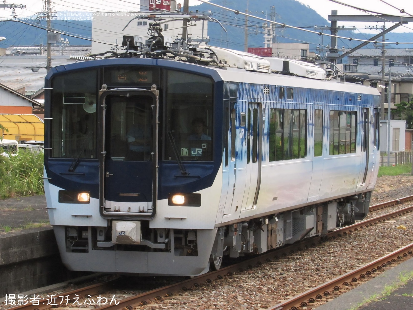 【JR西】クモハ125-17がラッピング列車『サバ号』にの拡大写真