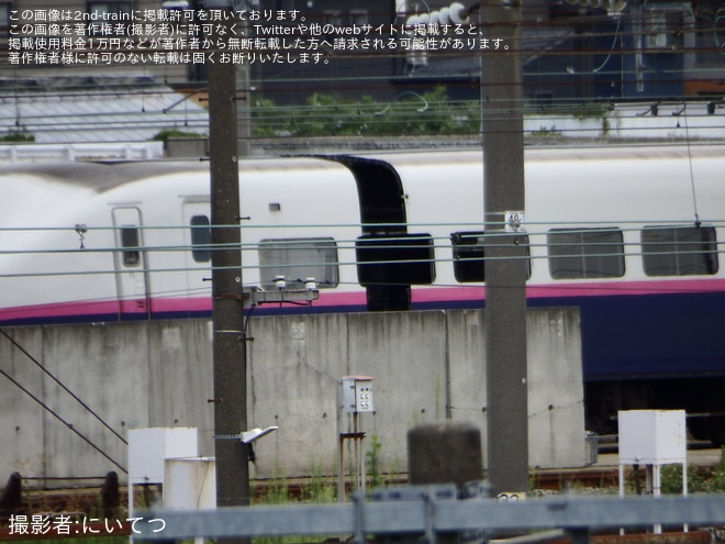 【JR東】E2系J68編成のE223-1018が2つに分割を新潟新幹線車両センター付近で撮影した写真