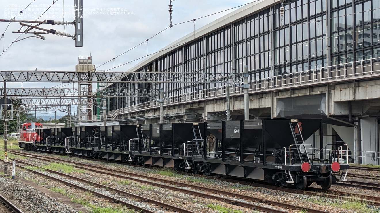 【JR東】盛岡常駐のホキ800形6両が秋田総合車両センターへ配給輸送の拡大写真