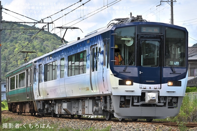 【JR西】クモハ125-17がラッピング列車『サバ号』が通常営業運転開始を不明で撮影した写真