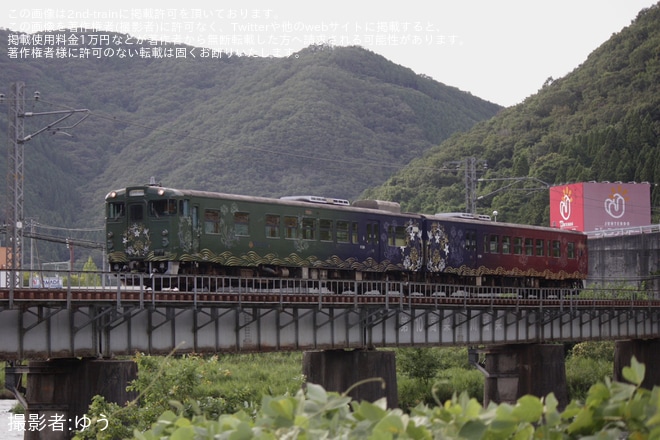 【JR西】キハ47-7003+キハ47-7004「〇〇のはなし」が伯備線で試運転を不明で撮影した写真