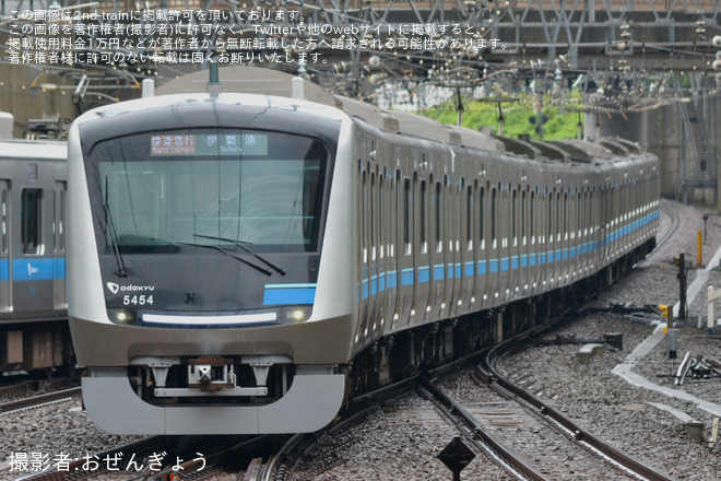 【小田急】快速急行伊勢原行きが運転を相模大野駅で撮影した写真