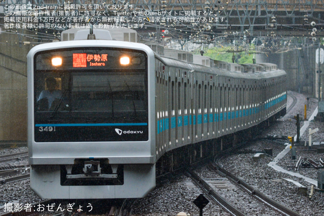 【小田急】快速急行伊勢原行きが運転を相模大野駅で撮影した写真