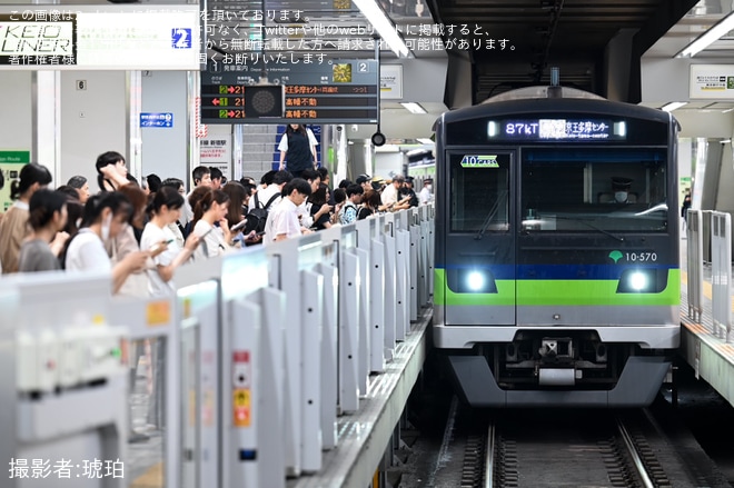 【京王】都営車を使用した特急橋本行きなどが運転を新宿駅で撮影した写真