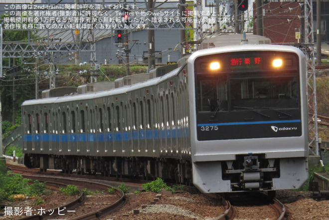 【小田急】小田原方面からの各駅停車秦野行きが運転を渋沢～新松田間で撮影した写真