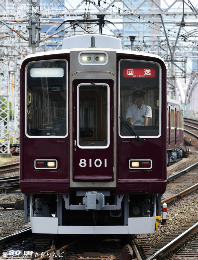 【阪急】8000系8001F(8001×8R)正雀工場出場回送を不明で撮影した写真