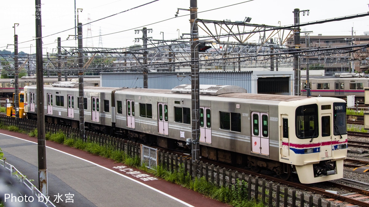 京王電鉄 9000系 電車型懐中電灯 ダイナモ発電機能付き