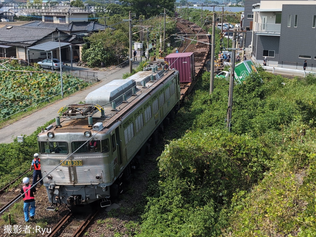 【JR貨】EF81-303(銀釜)が踏切事故に遭遇の拡大写真