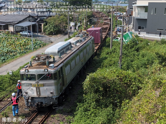 【JR貨】EF81-303(銀釜)が踏切事故に遭遇を不明で撮影した写真