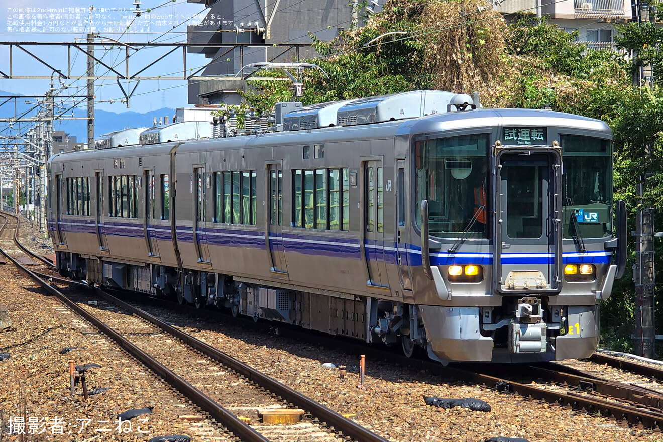 【JR西】521系E01編成吹田総合車両所本所出場試運転の拡大写真