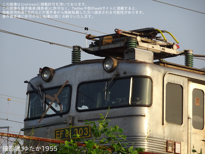 【JR貨】EF81-303へ反射板が取り付けを熊本操車場付近で撮影した写真