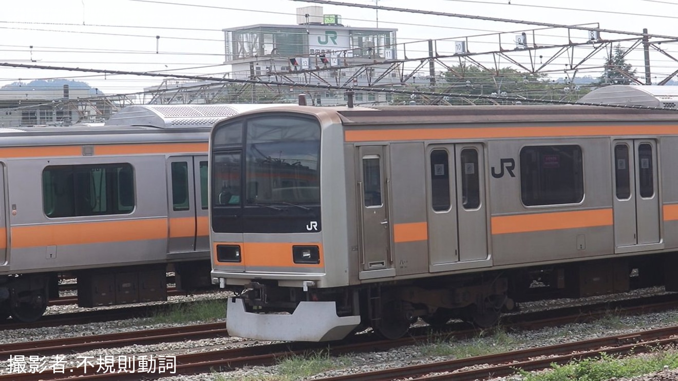 【JR東】209系トタ82編成が編成番号札を取り外しの拡大写真