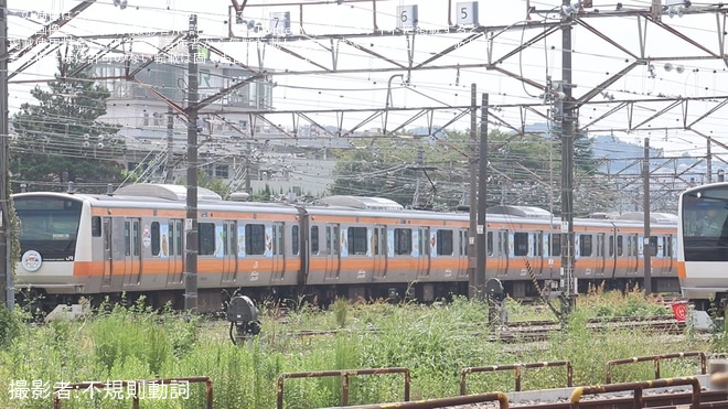 【JR東】209系トタ82編成が編成番号札を取り外しを不明で撮影した写真
