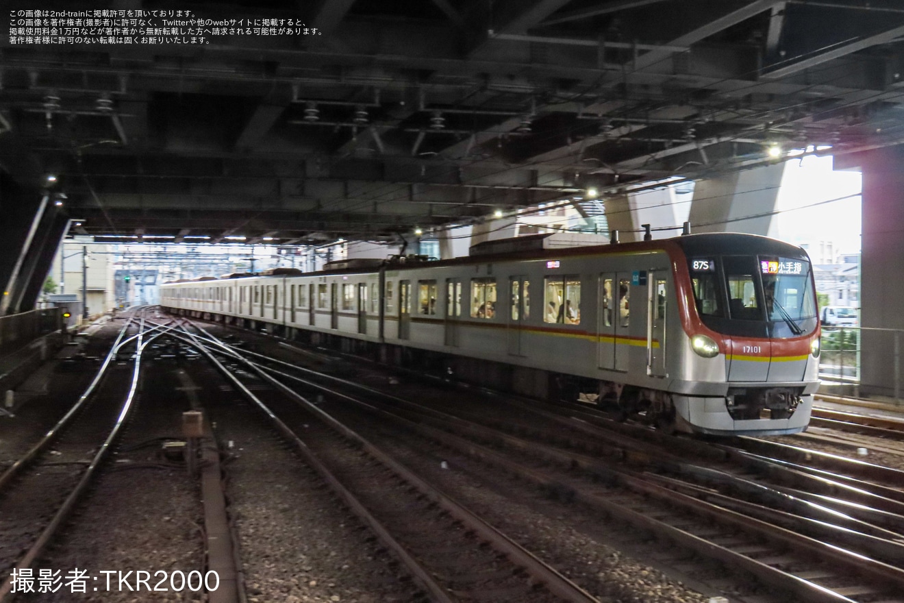 【メトロ】17000系17101Fが西武線池袋駅の7番ホームに入線の拡大写真