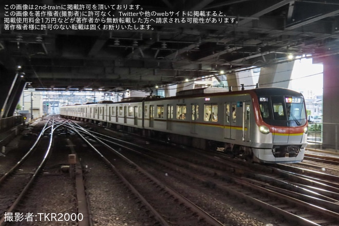 【メトロ】17000系17101Fが西武線池袋駅の7番ホームに入線を不明で撮影した写真