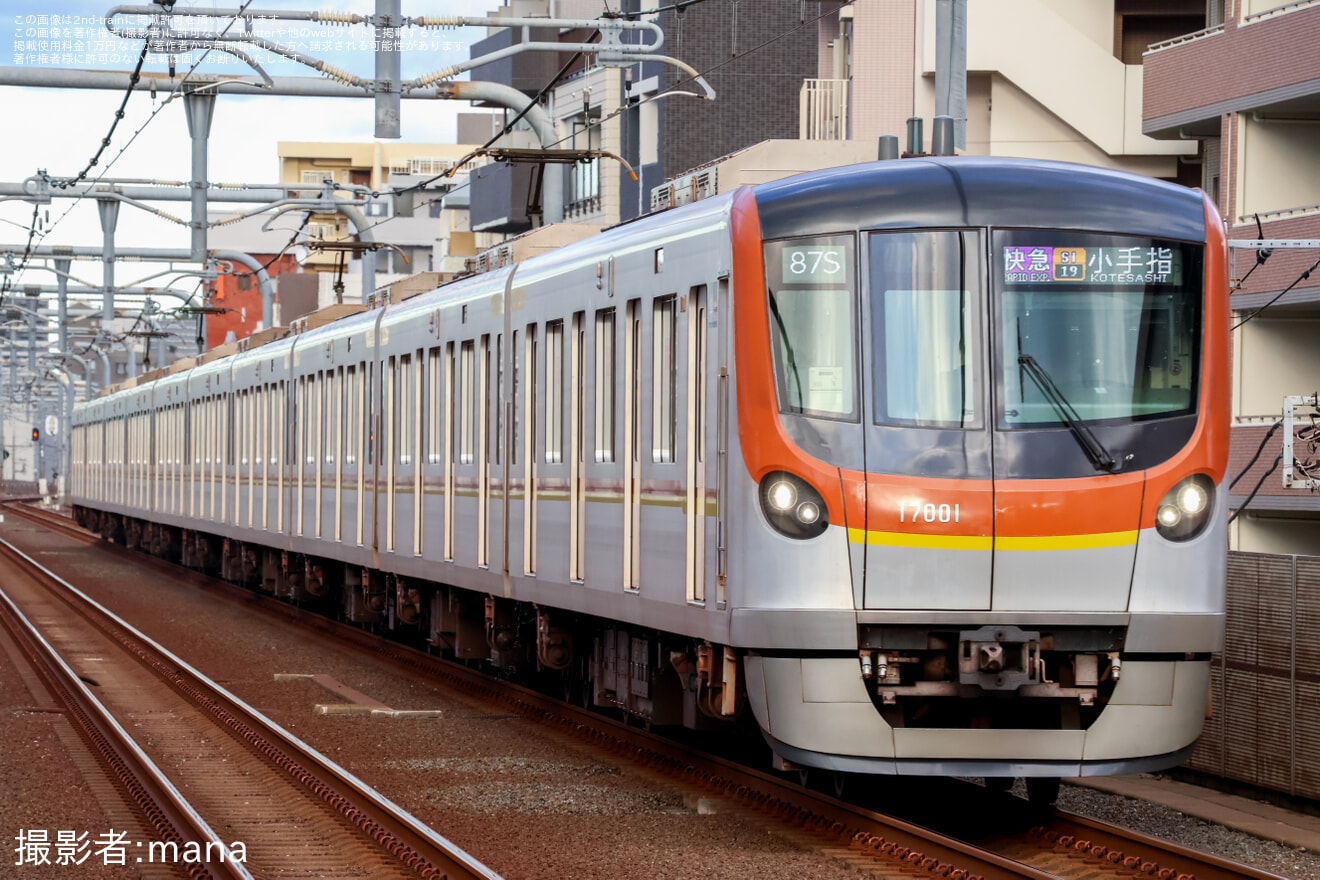 【メトロ】17000系17101Fが西武線池袋駅の7番ホームに入線の拡大写真