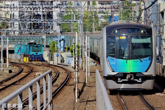 【東急】西武車10両編成が特急菊名行きとして運行を不明で撮影した写真