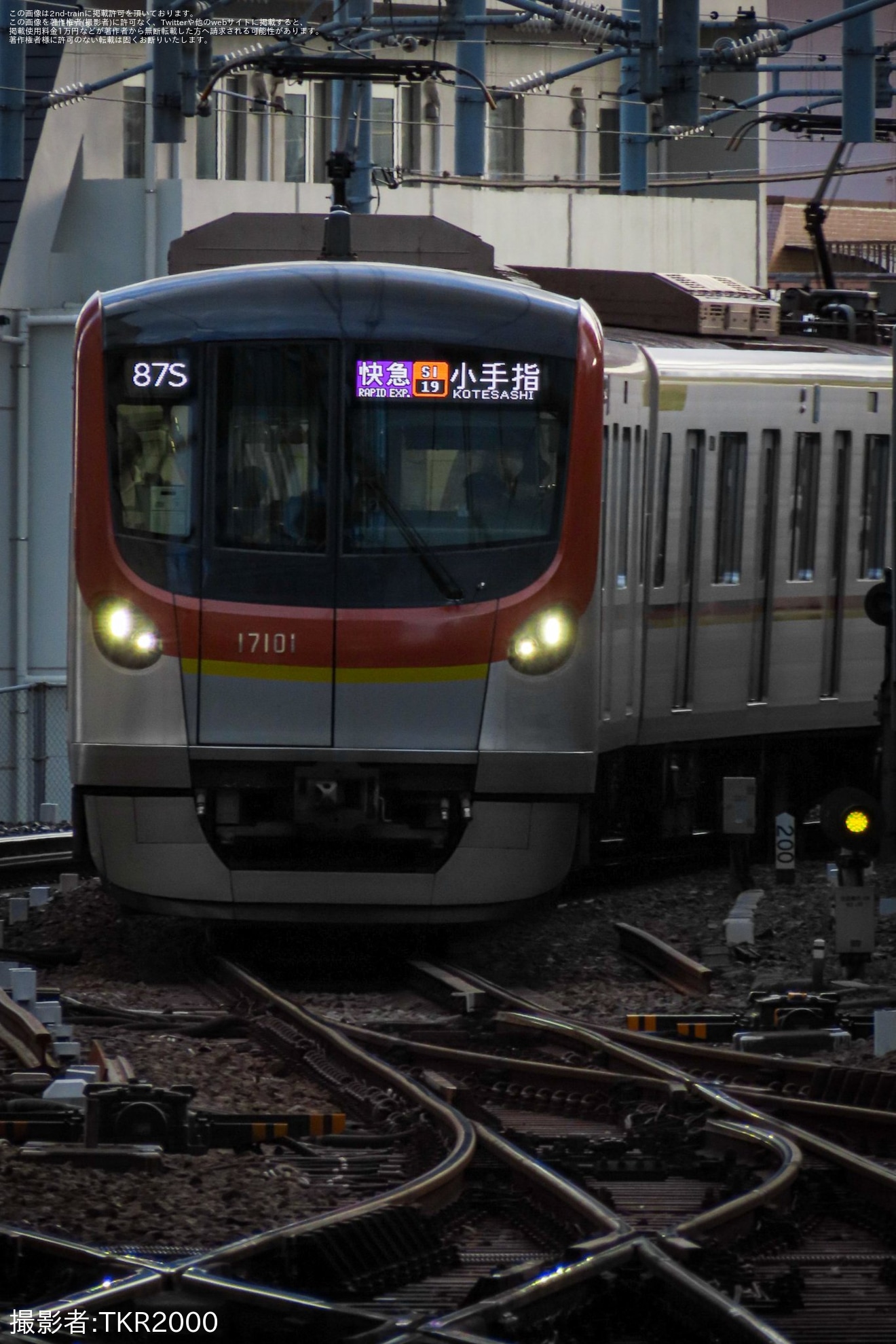 【メトロ】17000系17101Fが西武線池袋駅の7番ホームに入線の拡大写真