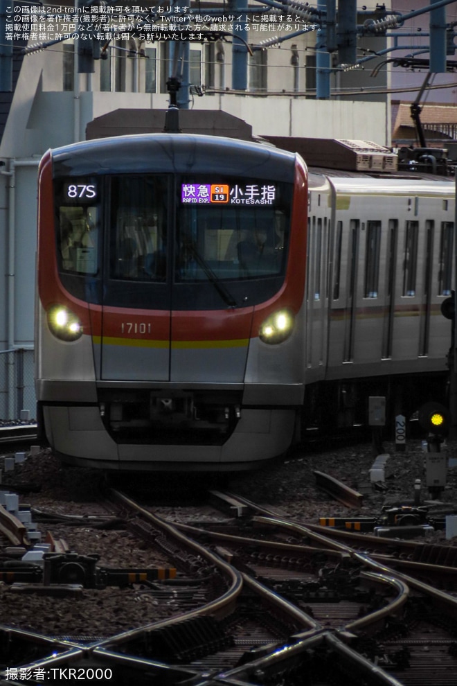 【メトロ】17000系17101Fが西武線池袋駅の7番ホームに入線を不明で撮影した写真