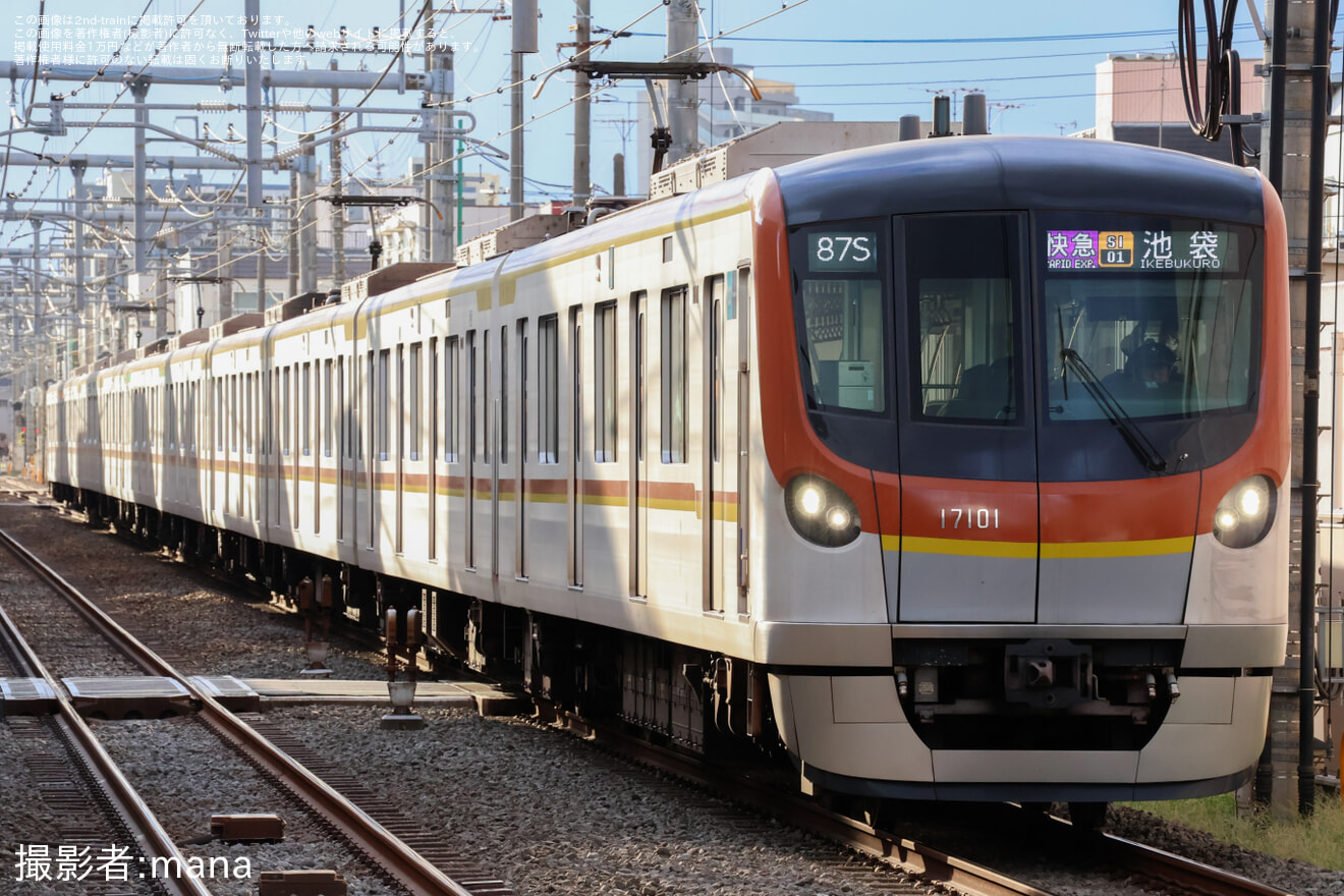 【メトロ】17000系17101Fが西武線池袋駅の7番ホームに入線の拡大写真