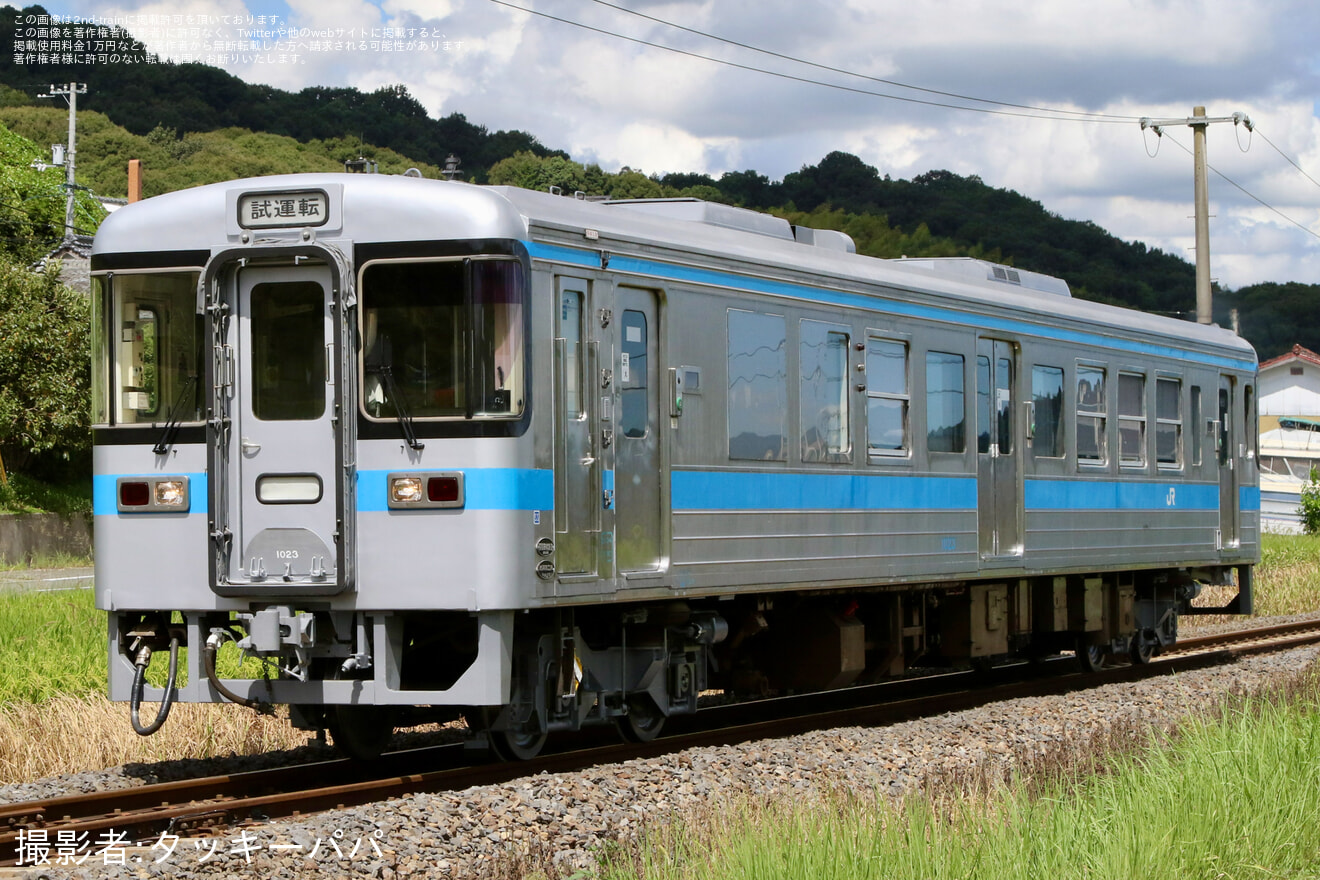 【JR四】1000形気動車1023号車が検査を終え多度津工場出場の拡大写真